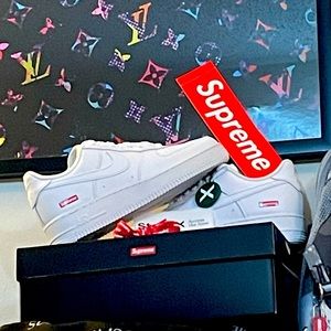 Nike Air Force 1 With supreme logo - size 7.5M